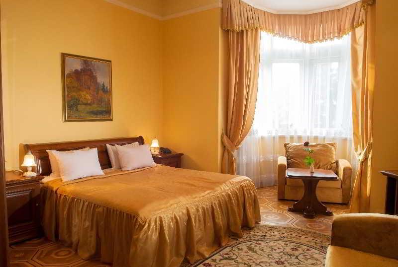 Lion'S Castle Hotel Lviv Exterior photo