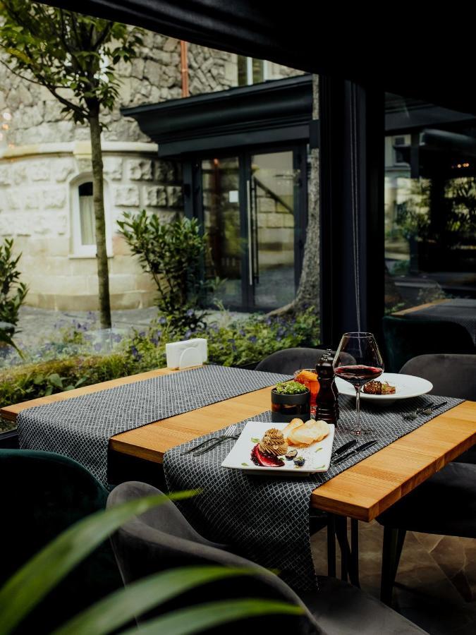 Lion'S Castle Hotel Lviv Exterior photo